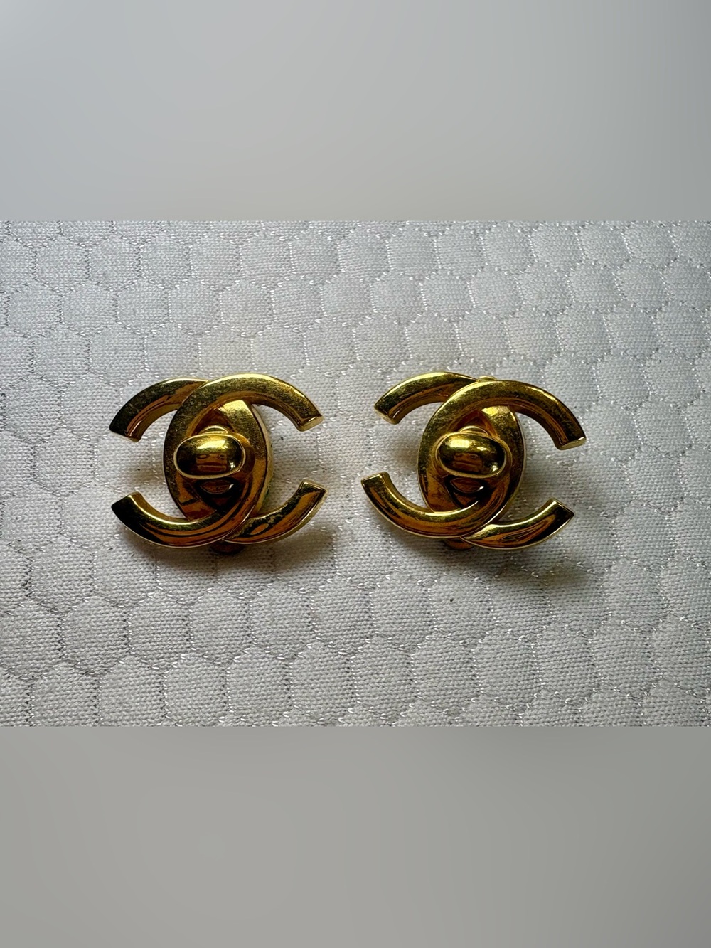 CHANEL Gold Interlocking Classic 95A Turn lock GHW CC Clip-On Earrings - Picture 2 of 6